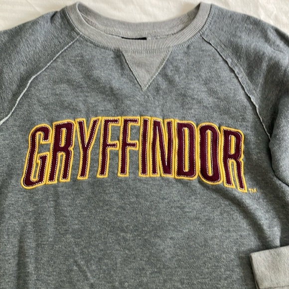 Griffindor Harry Potter sweatshirt charcoal Heather Gray sweater - Picture 2 of 16
